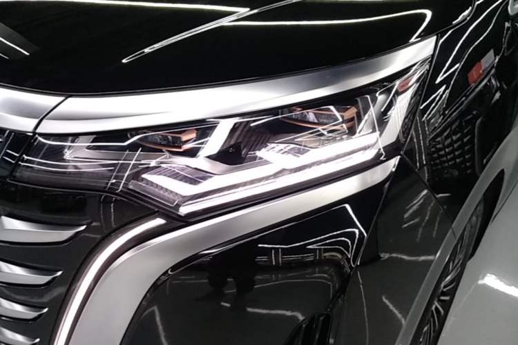 Used Denza D9 2024 DM-i 980 Four-Wheel Drive Flagship Model Left Front Headlight