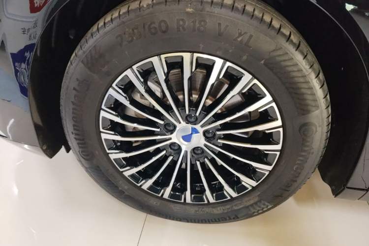 Used Denza D9 2024 DM-i 1050 Luxury Model Left Front Wheel Hub