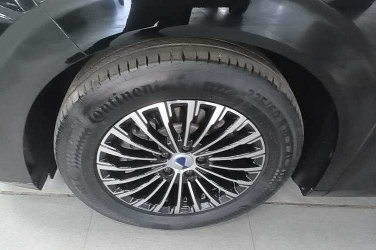 Used Denza D9 2024 DM-i 980 Four-Wheel Drive Prestige Model Left Front Wheel Hub