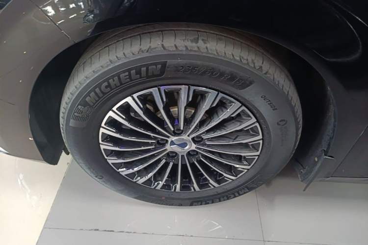 Used Denza D9 2024 DM-i 980 Four-Wheel Drive Prestige Model Left Front Wheel Hub