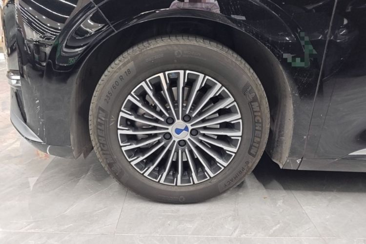 Used Denza D9 2024 DM-i 980 Four-Wheel Drive Prestige Model Left Front Wheel Hub