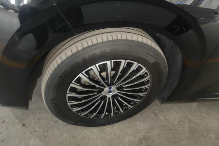 Used Denza D9 2024 DM-i 980 Four-Wheel Drive Prestige Model Left Front Wheel Hub