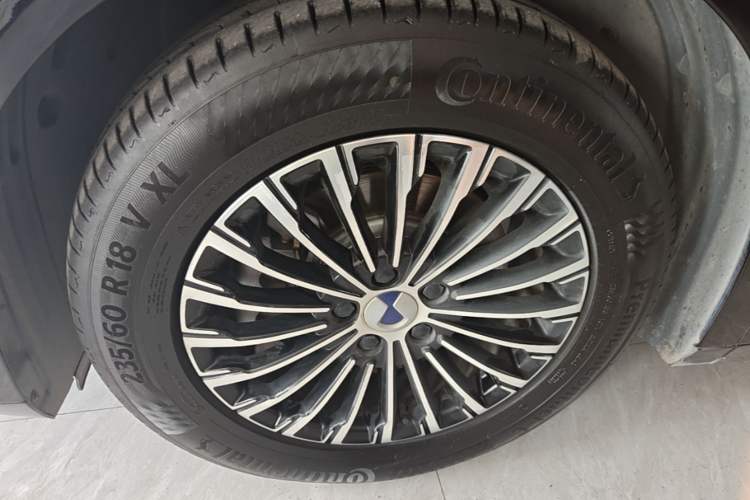 Used Denza D9 2024 DM-i 980 Four-Wheel Drive Prestige Model Left Front Wheel Hub