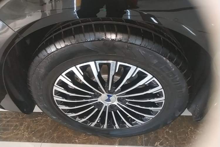Used Denza D9 2024 DM-i 970 Luxury Model Left Front Wheel Hub