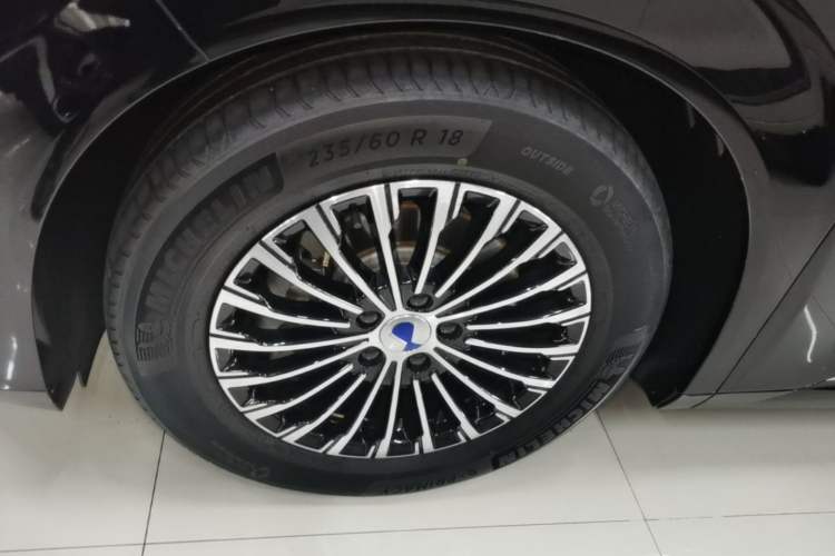 Used Denza D9 2024 DM-i 980 Four-Wheel Drive Prestige Model Left Front Wheel Hub