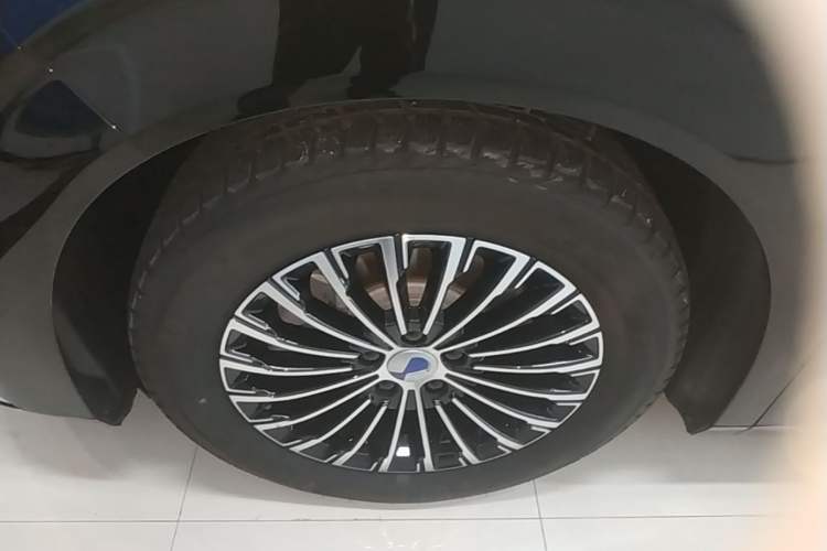 Used Denza D9 2024 DM-i 970 Luxury Model Left Front Wheel Hub