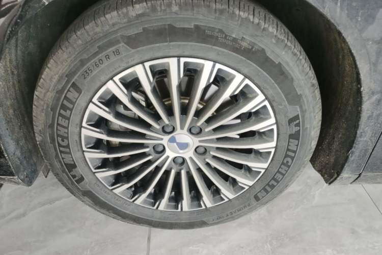 Used Denza D9 2024 DM-i 980 Four-Wheel Drive Flagship Model Left Front Wheel Hub