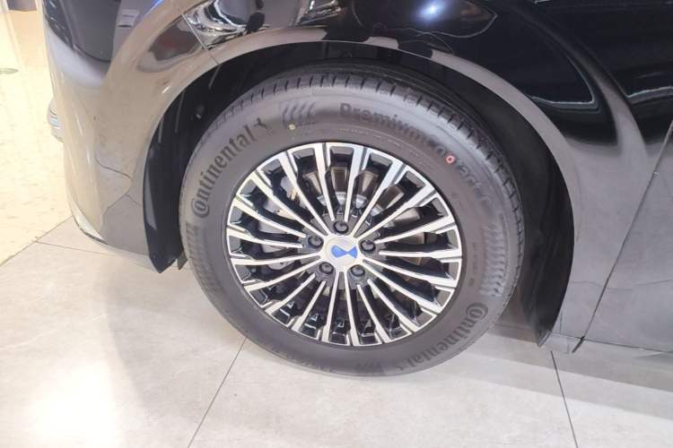 Used Denza D9 2024 DM-i 980 Four-Wheel Drive Prestige Model Left Front Wheel Hub