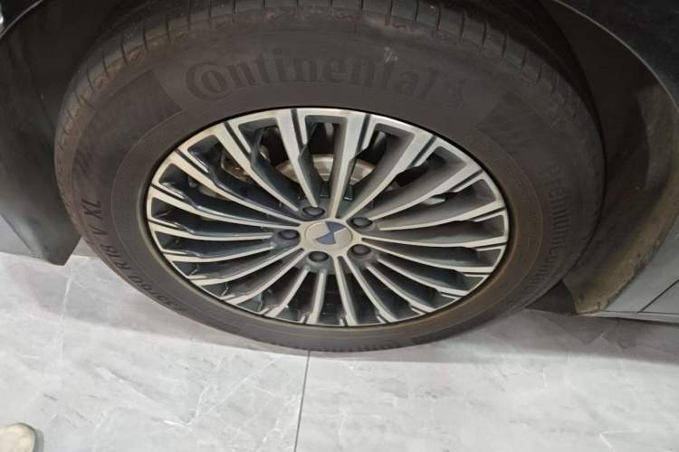 Used Denza D9 2024 DM-i 980 Four-Wheel Drive Flagship Model Left Front Wheel Hub