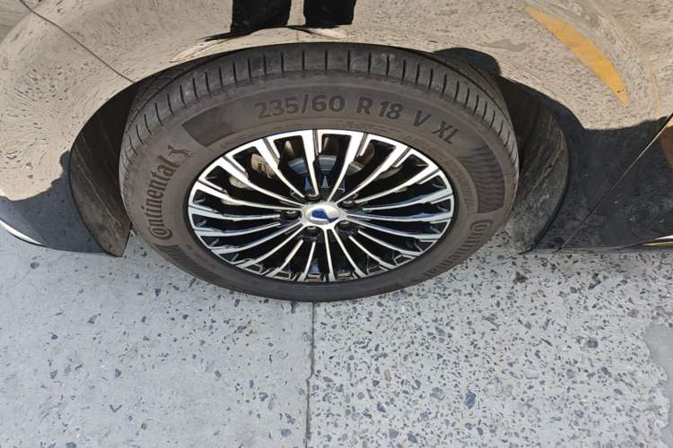 Used Denza D9 2024 DM-i 980 Four-Wheel Drive Prestige Model Left Front Wheel Hub