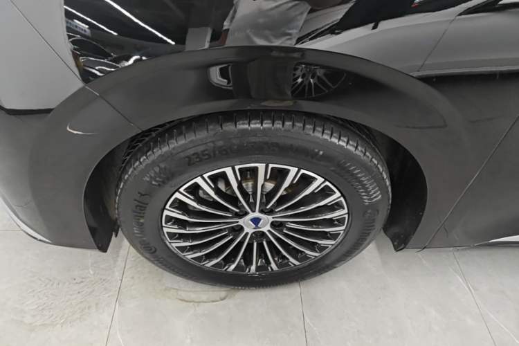 Used Denza D9 2024 DM-i 980 Four-Wheel Drive Prestige Model Left Front Wheel Hub