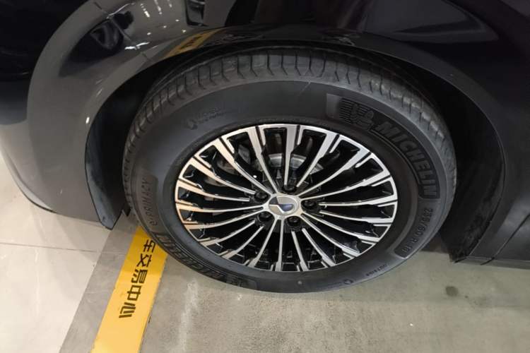 Used Denza D9 2024 DM-i 980 Four-Wheel Drive Prestige Model Left Front Wheel Hub