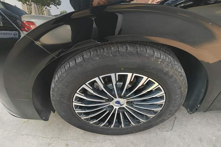 Used Denza D9 2024 DM-i 1050 Luxury Model Left Front Wheel Hub