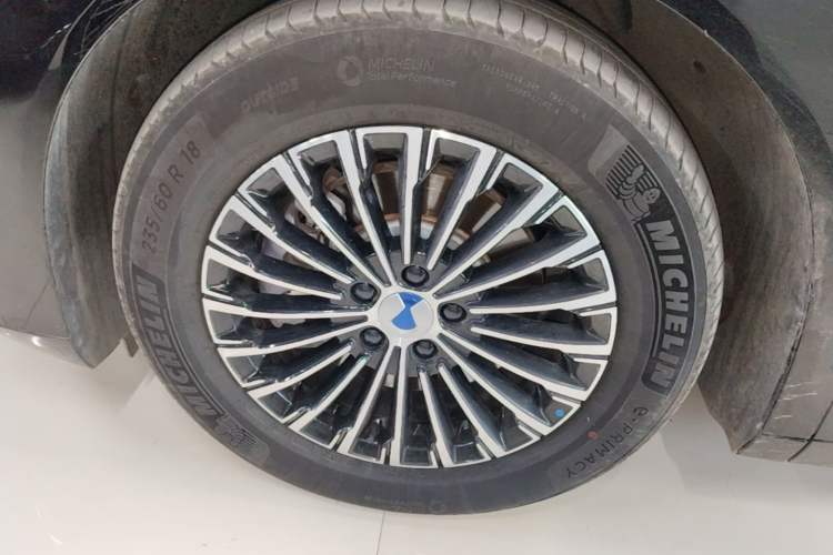 Used Denza D9 2024 DM-i 1050 Luxury Model Left Front Wheel Hub