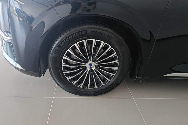 Used Denza D9 2024 DM-i 980 Four-Wheel Drive Flagship Model Left Front Wheel Hub