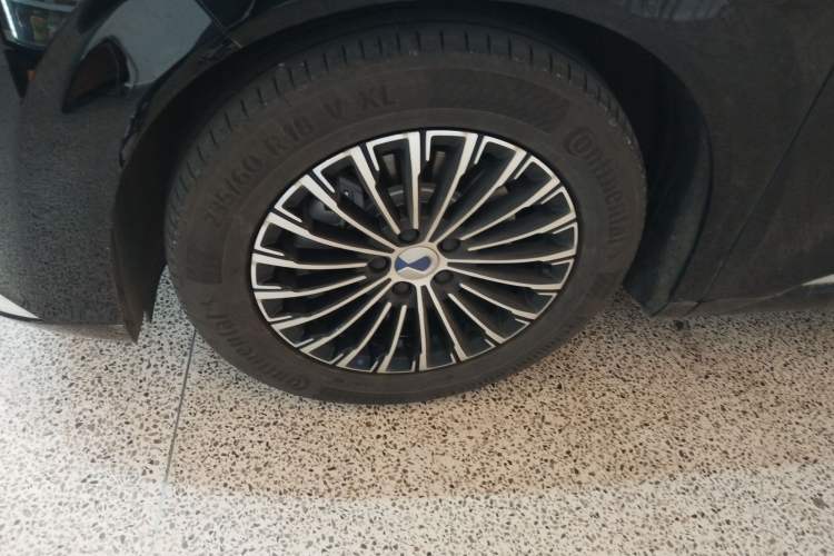 Used Denza D9 2024 EV 600 Four-Wheel Drive Prestige Model Left Front Wheel Hub