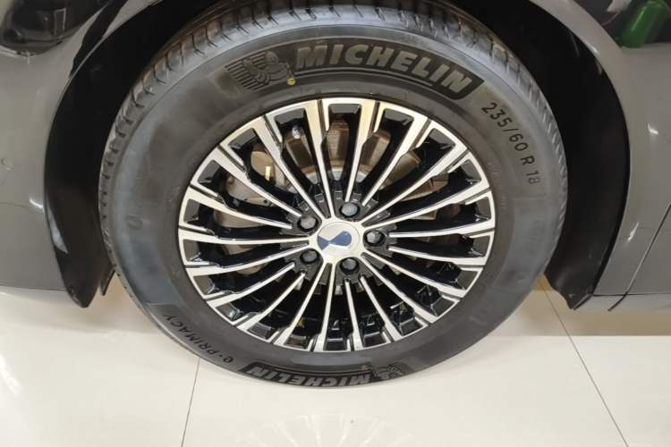 Used Denza D9 2024 DM-i 980 Four-Wheel Drive Flagship Model Left Front Wheel Hub