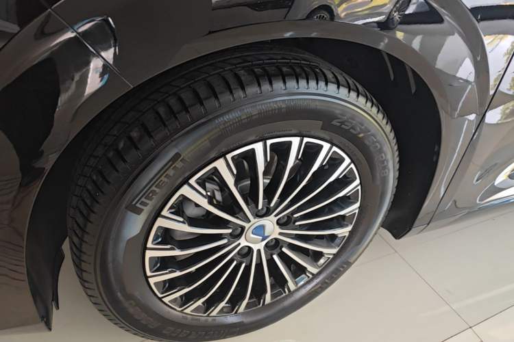 Used Denza D9 2024 DM-i 980 Four-Wheel Drive Prestige Model Left Front Wheel Hub