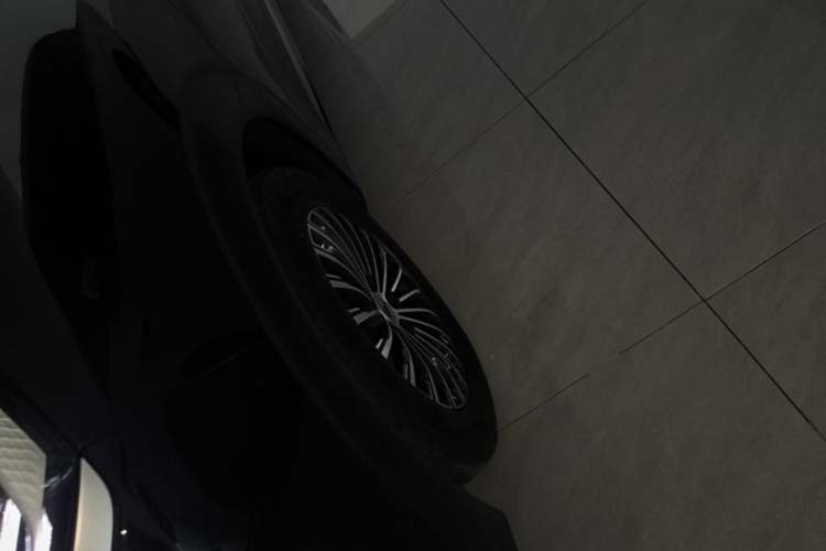 Used Denza D9 2024 DM-i 980 Four-Wheel Drive Prestige Model Left Front Wheel Hub