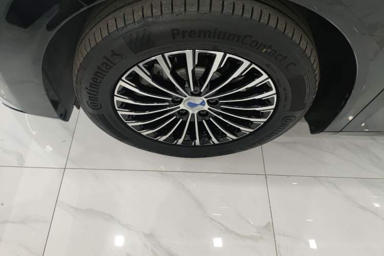 Used Denza D9 2024 DM-i 980 Four-Wheel Drive Prestige Model Left Front Wheel Hub