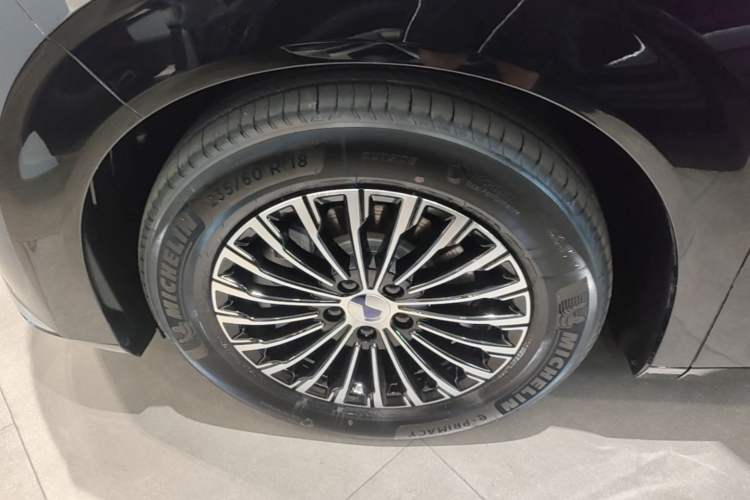 Used Denza D9 2024 DM-i 980 Four-Wheel Drive Prestige Model Left Front Wheel Hub