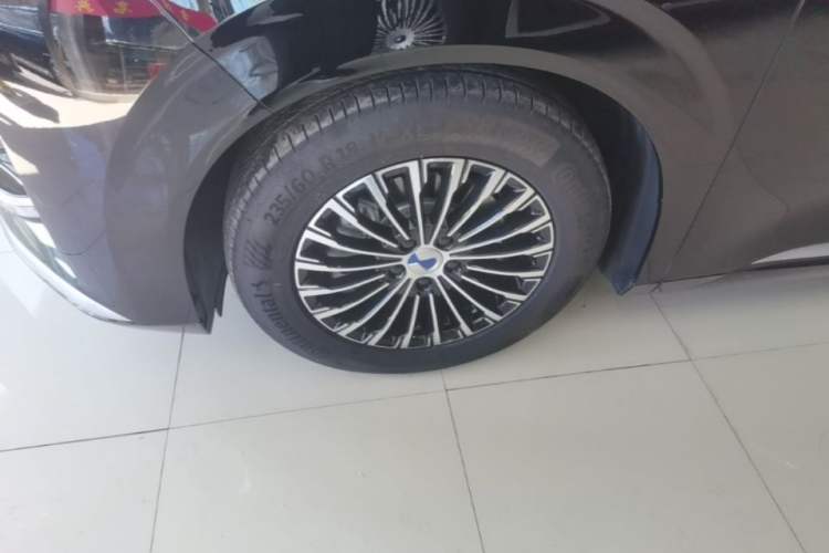 Used Denza D9 2024 DM-i 980 Four-Wheel Drive Prestige Model Left Front Wheel Hub