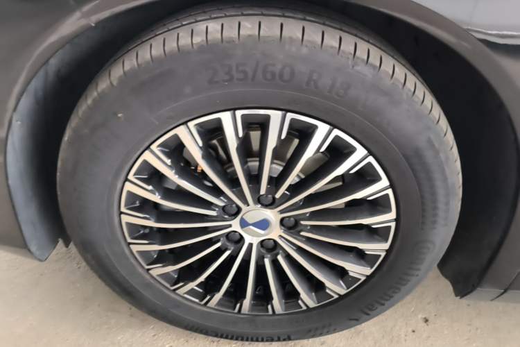 Used Denza D9 2024 DM-i 980 Four-Wheel Drive Prestige Model Left Front Wheel Hub