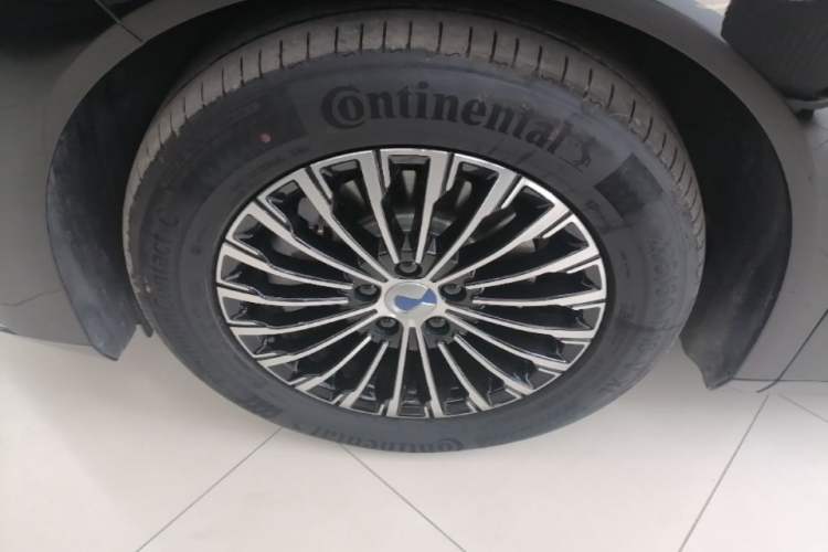 Used Denza D9 2024 DM-i 980 Four-Wheel Drive Prestige Model Left Front Wheel Hub