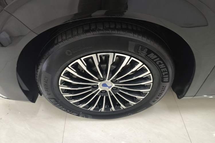 Used Denza D9 2024 DM-i 980 Four-Wheel Drive Prestige Model Left Front Wheel Hub