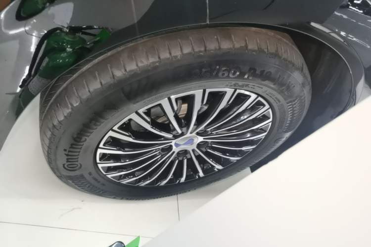 Used Denza D9 2024 DM-i 980 Four-Wheel Drive Prestige Model Left Front Wheel Hub
