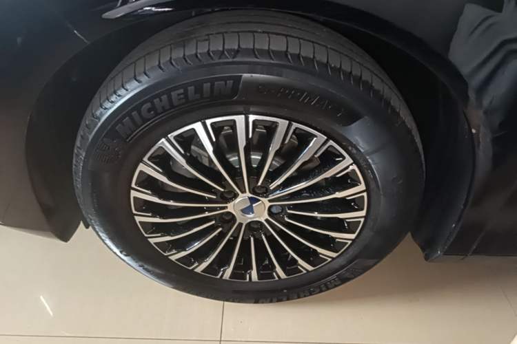 Used Denza D9 2024 DM-i 980 Four-Wheel Drive Prestige Model Left Front Wheel Hub