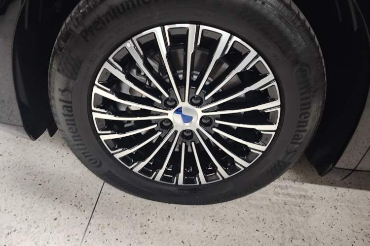Used Denza D9 2024 DM-i 980 Four-Wheel Drive Prestige Model Left Front Wheel Hub