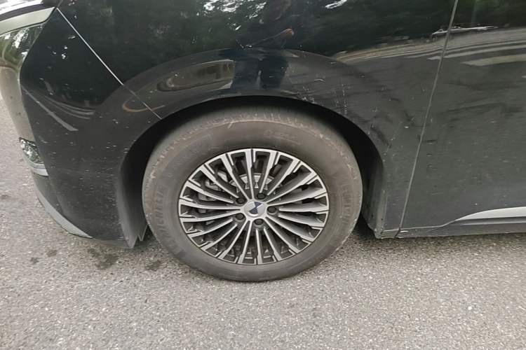 Used Denza D9 2024 DM-i 980 Four-Wheel Drive Prestige Model Left Front Wheel Hub
