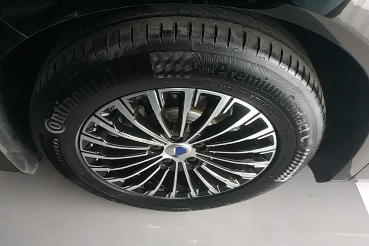 Used Denza D9 2024 DM-i 1050 Luxury Model Left Front Wheel Hub