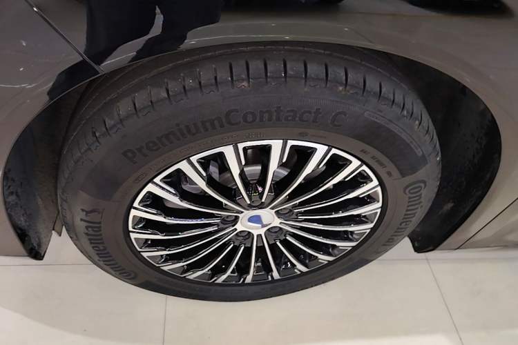 Used Denza D9 2024 DM-i 980 Four-Wheel Drive Prestige Model Left Front Wheel Hub