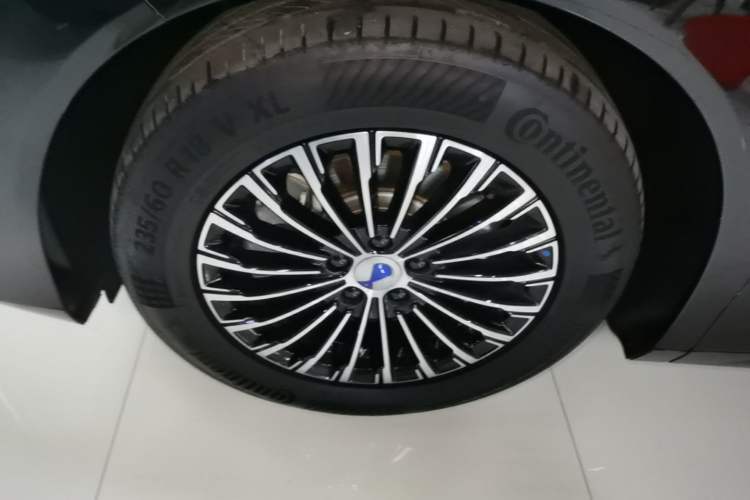 Used Denza D9 2024 DM-i 980 Four-Wheel Drive Prestige Model Left Front Wheel Hub
