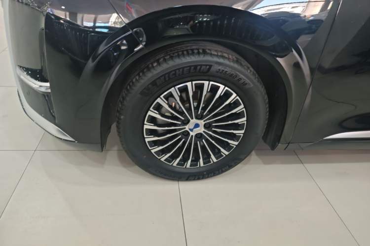 Used Denza D9 2024 DM-i 980 Four-Wheel Drive Prestige Model Left Front Wheel Hub