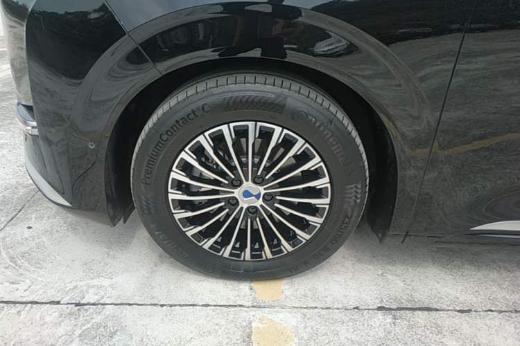 Used Denza D9 2024 DM-i 980 Four-Wheel Drive Flagship Model Left Front Wheel Hub
