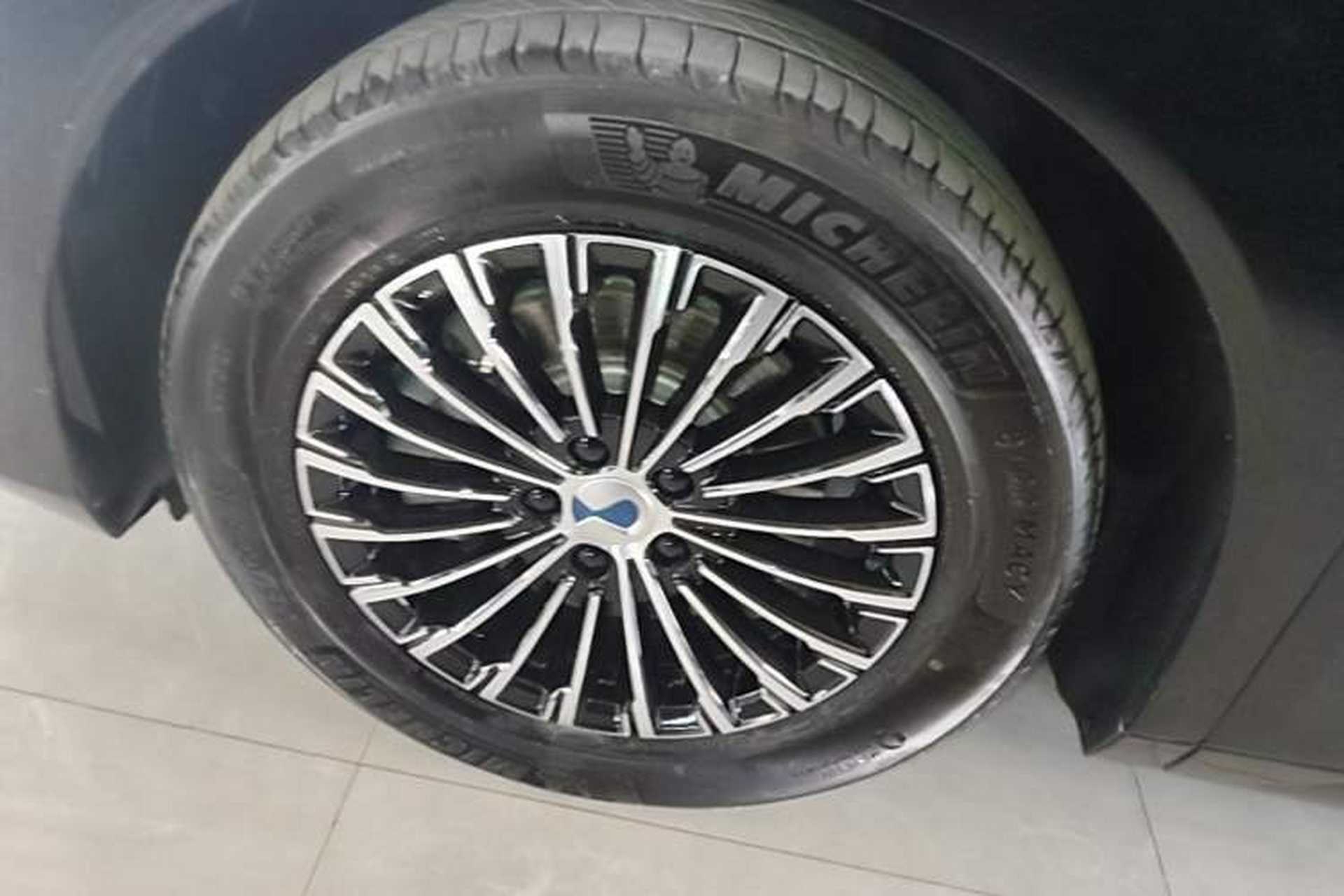 Used Denza D9 2024 DM-i 980 Four-Wheel Drive Prestige Model Left Front Wheel Hub