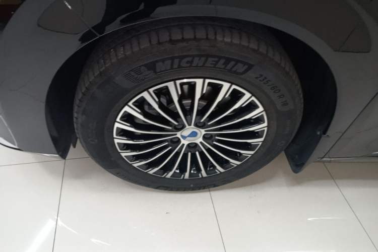 Used Denza D9 2024 DM-i 980 Four-Wheel Drive Prestige Model Left Front Wheel Hub