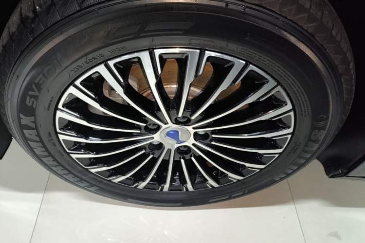 Used Denza D9 2024 DM-i 980 Four-Wheel Drive Prestige Model Left Front Wheel Hub