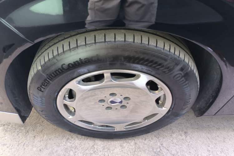 Used Denza D9 2024 DM-i 980 Four-Wheel Drive Flagship Model Left Front Wheel Hub