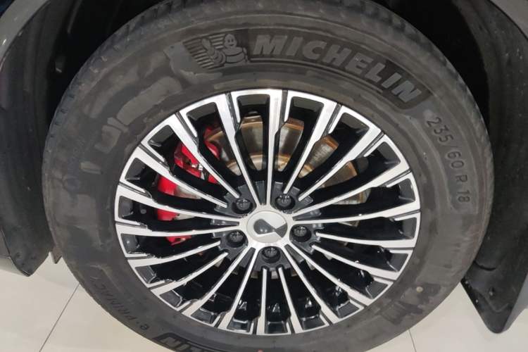 Used Denza D9 2024 DM-i 980 Four-Wheel Drive Prestige Model Left Front Wheel Hub