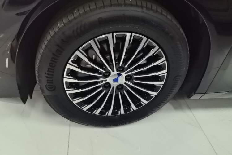 Used Denza D9 2024 DM-i 980 Four-Wheel Drive Prestige Model Left Front Wheel Hub