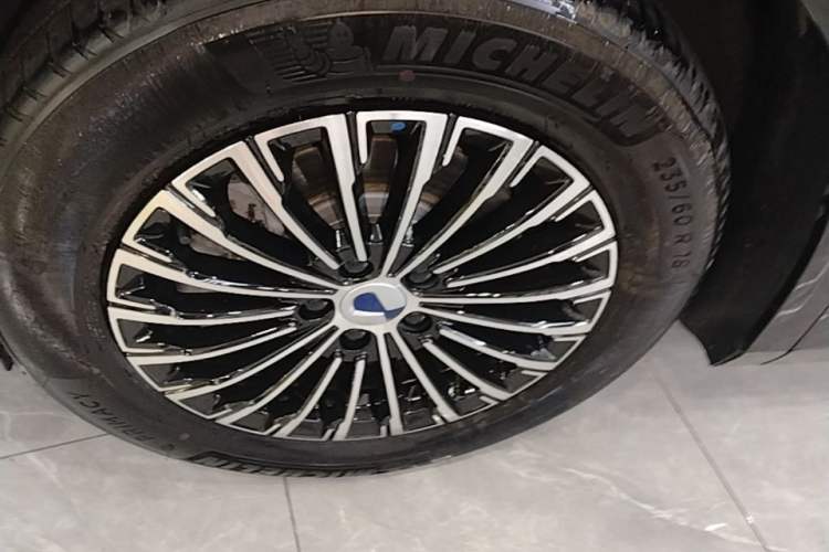Used Denza D9 2024 DM-i 980 Four-Wheel Drive Prestige Model Left Front Wheel Hub