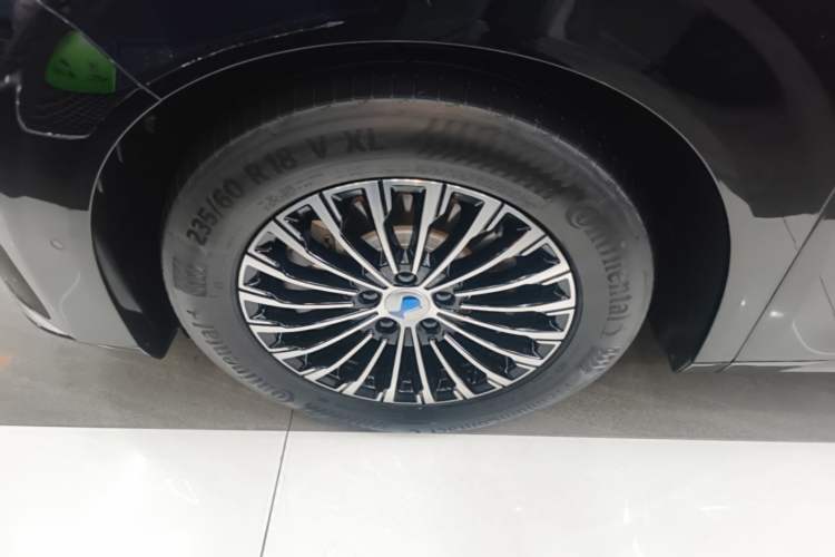 Used Denza D9 2024 DM-i 980 Four-Wheel Drive Flagship Model Left Front Wheel Hub