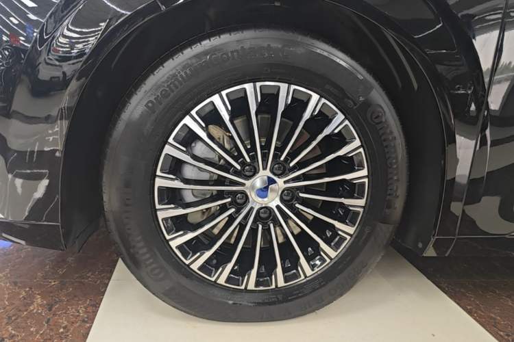 Used Denza D9 2024 DM-i 980 Four-Wheel Drive Prestige Model Left Front Wheel Hub