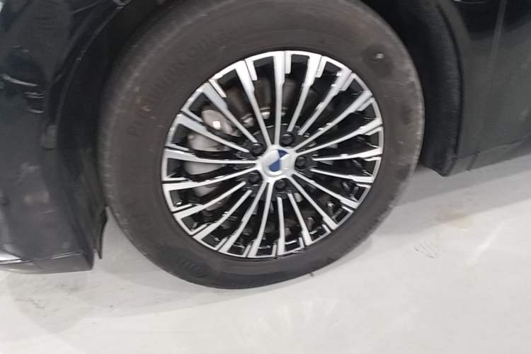 Used Denza D9 2024 DM-i 1050 Luxury Model Left Front Wheel Hub