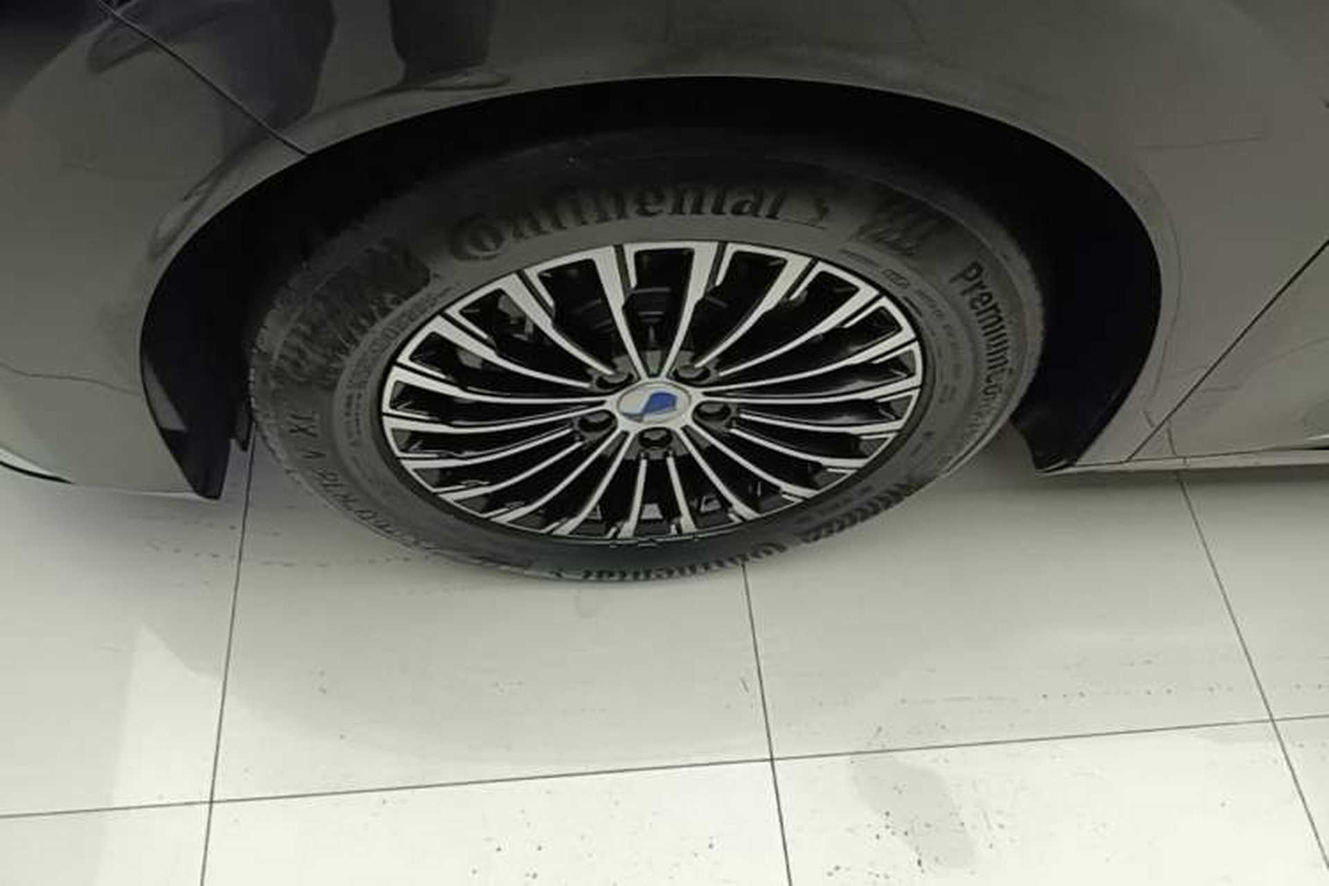 Used Denza D9 2024 DM-i 980 Four-Wheel Drive Prestige Model Left Front Wheel Hub