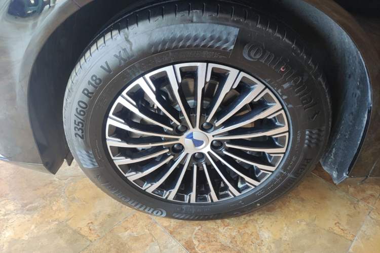 Used Denza D9 2024 DM-i 1050 Luxury Model Left Front Wheel Hub